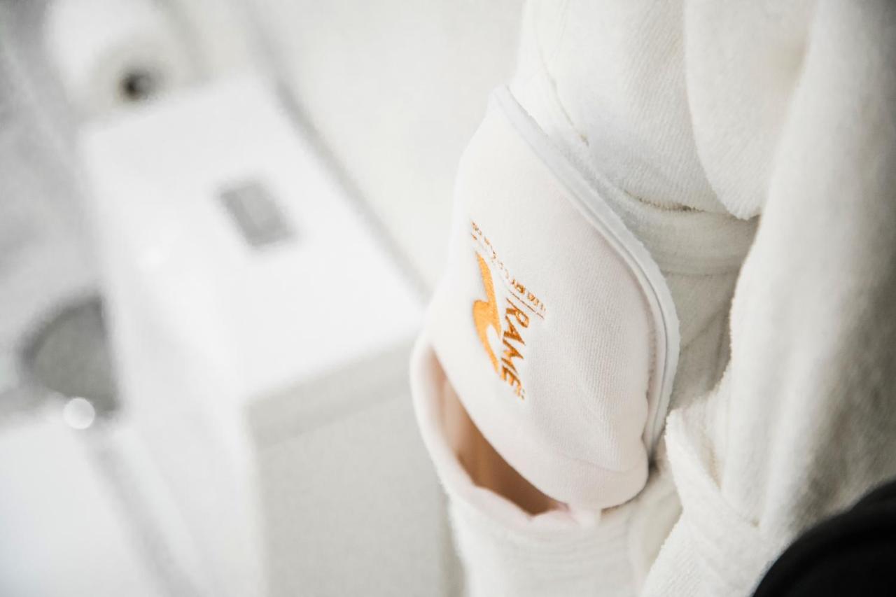 Rame Hotel Boutique Guadalajara Bagian luar foto A person wearing a white shirt with a pocket.