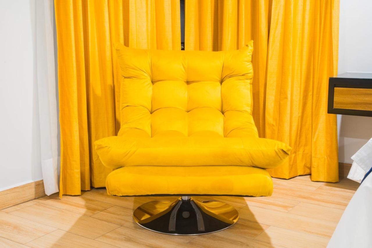 Rame Hotel Boutique Guadalajara Bagian luar foto Yellow curtains and chair