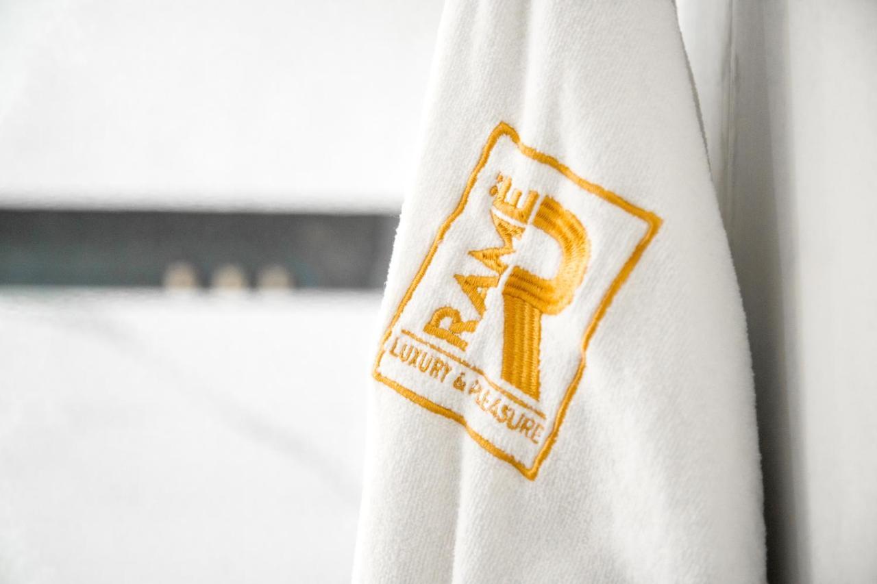 Rame Hotel Boutique Guadalajara Bagian luar foto The logo of the Nobel Prize is embroidered on the sleeve of the prize winner's gown.
